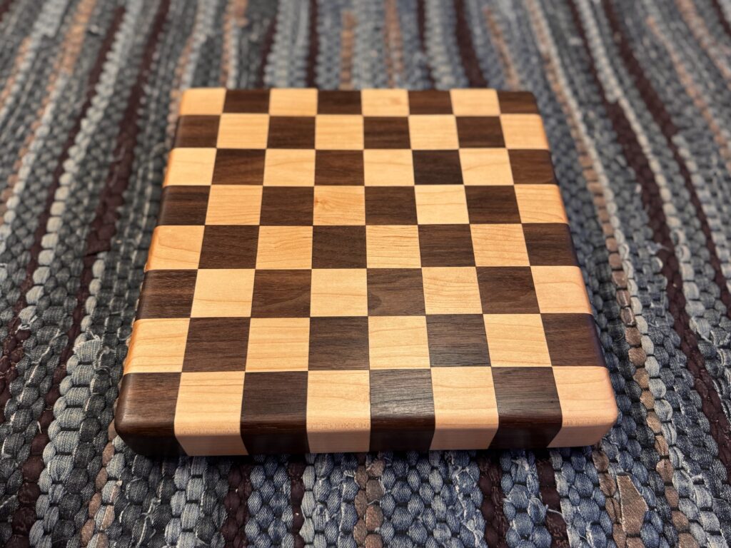 Male-kabe lõïkelaud ameerika pähklist ja vahtrast